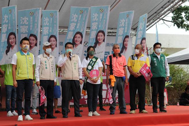 民進黨台南市議員第一選區（大新營區）參選人沈家鳳（右四）拚連任，1日在新營區成立與市長黃偉哲（左三）的聯合競選總部。（沈家鳳服務處提供／張毓翎台南傳真）