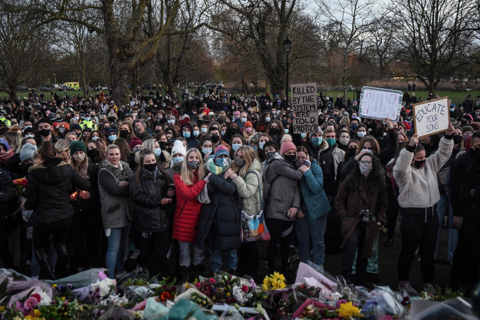 Mujeres reunidas en Londres para una vigilia en recuerdo de Sarah Everard y para exigir que se le ponga fin a la violencia contra las mujeres, el 13 de marzo de 2021. (Mary Turner/The New York Times)