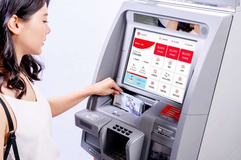台新銀行針對全台超過3000台ATM優化介面、提升便利性、創造專屬個人化服務體驗。（台新銀行提供）
