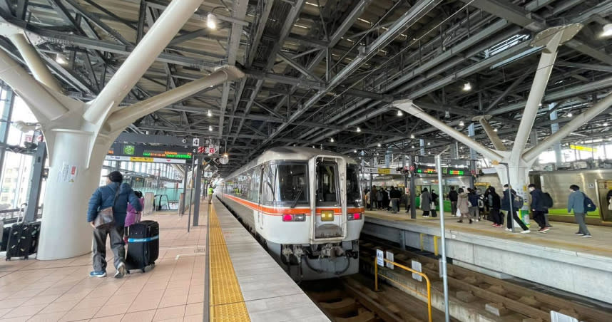 台灣網友在日本列車上看著同鄉吵鬧整趟旅程。（圖／翻攝自FB）