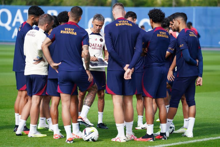 Luis Enrique durante el entrenamiento de este miércoles en el que dispuso las bajas de Neymar y Verratti