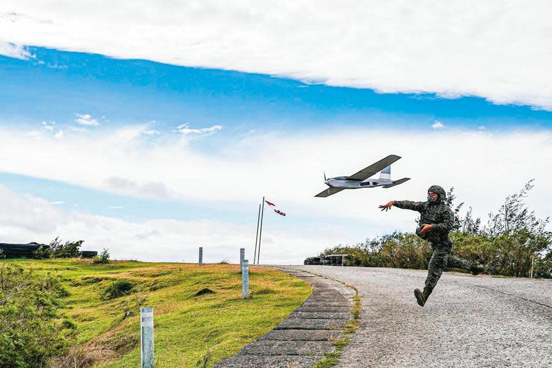 國防部日前舉辦三軍聯合作戰訓練測考，海軍陸戰隊首度公開演練紅雀無人機，展示偵蒐敵情能力。（翻攝中華民國海軍臉書）