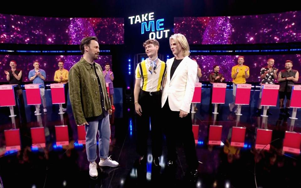 Bei "Take Me Out" verabschiedete Moderator Jan Köppen (links) das Couple Toran (rechts) und Raphael auf ein Date. (Bild: RTL)