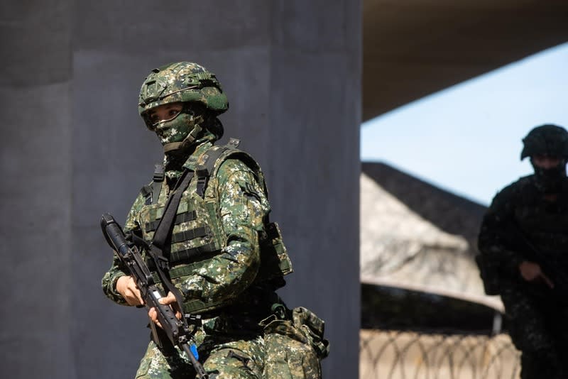 漢光39號 女性官兵於八里實施接戰訓練 國軍漢光39號實兵演習，民國112年於新北八里海灘 執行反登陸作戰演練，一名女性官兵於快速道路下實 施接戰訓練。圖攝於112年。 中央社記者游凱翔攝  113年6月23日 