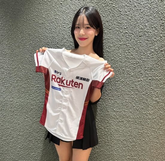 李多慧加入樂天，用中文向粉絲問好。取自取自Rakuten Girls粉絲專頁