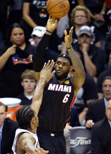 LeBron James del Miami Heat (D) lanza por arriba de Kawhi Leonard del San Antonio Spurs durante el segundo juego de las Finales de la NBA el 8 de junio de 2014 en San Antonio, Texas (AFP/Archivos | Robyn Beck )