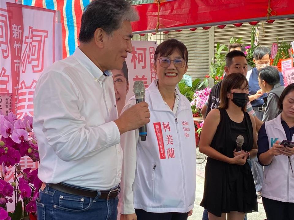 前內政部長李鴻源（左一）11日為無黨籍新竹市立委參選人柯美蘭（左二）站台助選。（陳育賢攝）