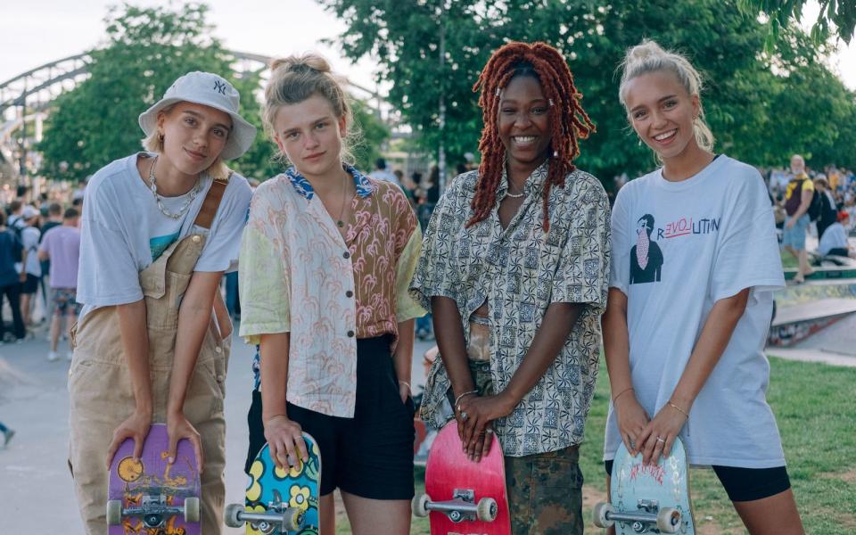 Die Social-Media-Stars Lisa und Lena Mantler (links und rechts) feiern mit "Get Up" ihr Kino-Debüt. Gemeinsam mit Sinje Irslinger (zweite von links) und Jobel Mokonzi bilden sie eine Skate-Crew, die an einem großen Wettbewerb teilnehmen möchte. (Bild: Constantin Film Verleih GmbH / Karl Kürten)