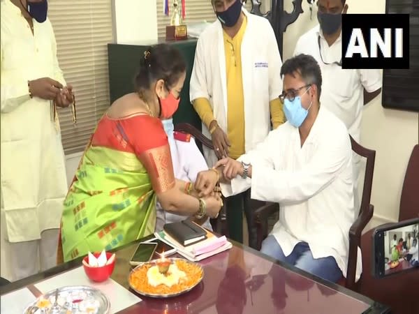 Mumbai mayor Kishori ednekar celebrating Raksha Bandha at Kasturba Hospital (Photo/ANI)