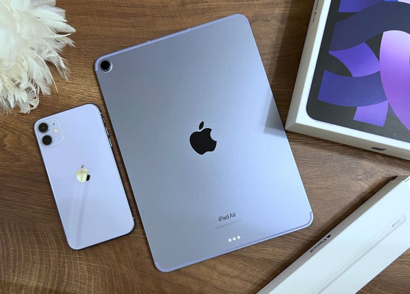 ▲iPad Air 5 偏灰紫色，與iPhone 11的粉紫不同。（圖/記者周淑萍攝）