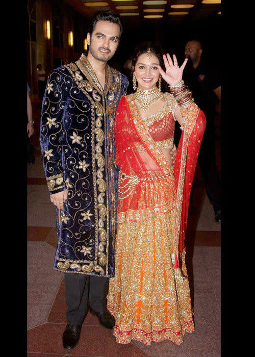 Daddy Dharmendra along with step-brothers Bobby and Sunny did not pose for the camera. But, cousin Abhay Deol covered for them, with girlfriend Preeti Desai in arm. Esha’s little sister, Ahana, looked beautiful in a cool blue anarkali.