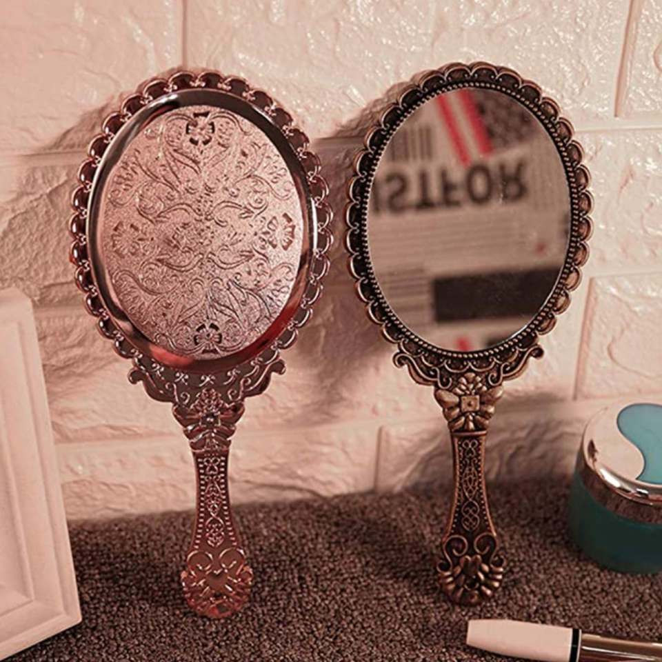 Beaupretty vintage handheld mirrors on display in a bathroom (Amazon)