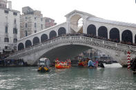 Lo spettacolo ha celebrato l'incontro tra 2 elementi, acqua e aria, con acrobati e giocolieri, mangiatori di fuoco e ballerine. Nel Rio di Cannaregio hanno sfilato una decina di imbarcazioni. Il suono degli archi ha accompagnato lo show. Un giocoliere ha maneggiato il fuoco, seguito dalle evoluzioni di un ballerino dentro una bolla. Poi le note di 'Sound of Silence' hanno accompagnato la coreografia di una danzatrice dentro una sfera trasparente mentre un acrobata, su un braccio meccanico, ha volteggiato sospeso nell'aria. (AP Photo/Antonio Calanni)