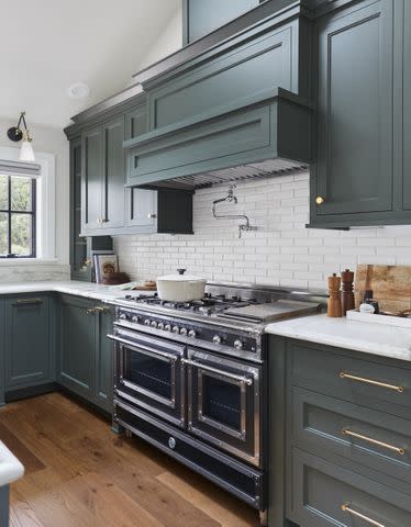 <p><a href="https://stylebyemilyhenderson.com/blog/portland-project-the-kitchen-remodel-reveal" data-component="link" data-source="inlineLink" data-type="externalLink" data-ordinal="1">Emily Henderson Designs </a>/ Photo by Sara Legorria-Tramp</p>