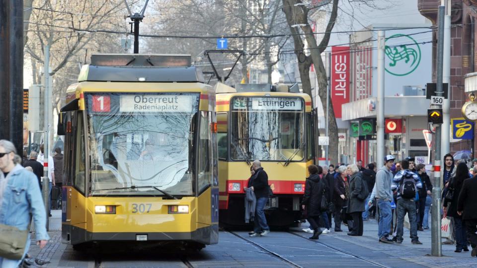 Straßenbahnen in der Karlsruher Innenstadt. Von der niedrigeren Mehrwertsteuer profitieren nur weniger Kunden im Nahverkehr.