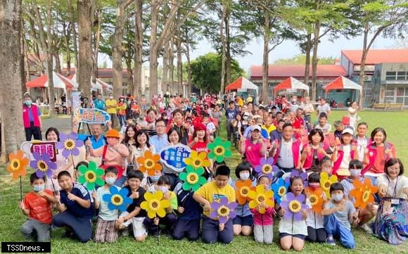 臺南教養院舉辦花車漫遊無米樂嘉年華活動，吸引千人來尋找現代版桃花源，與在地社區共創雙贏。（記者李嘉祥攝）
