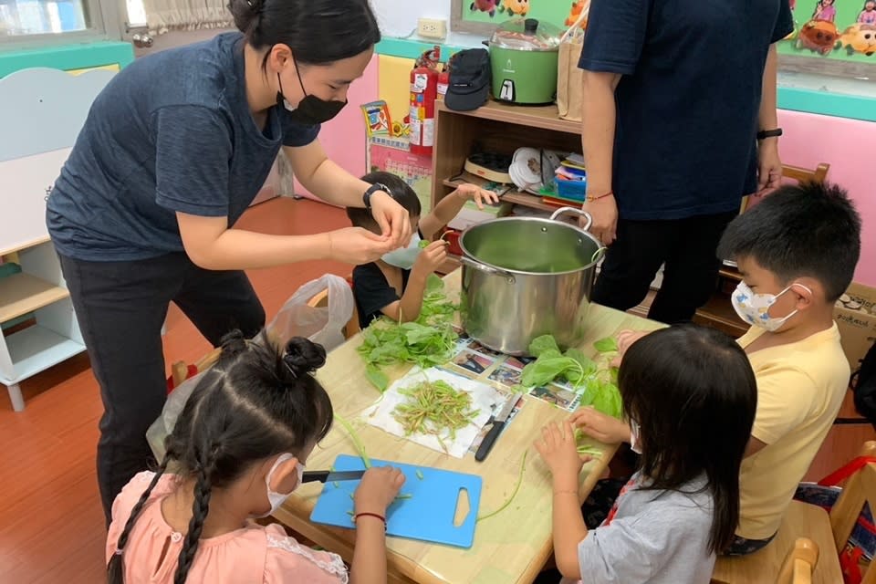 尚武國小附設幼兒園這學期進行蔬菜主題課程，帶著孩子們認識並種植蔬菜，並親手製作3道健康蔬菜料理，分送給尚武天主堂「天琪日照中心」的長輩們。