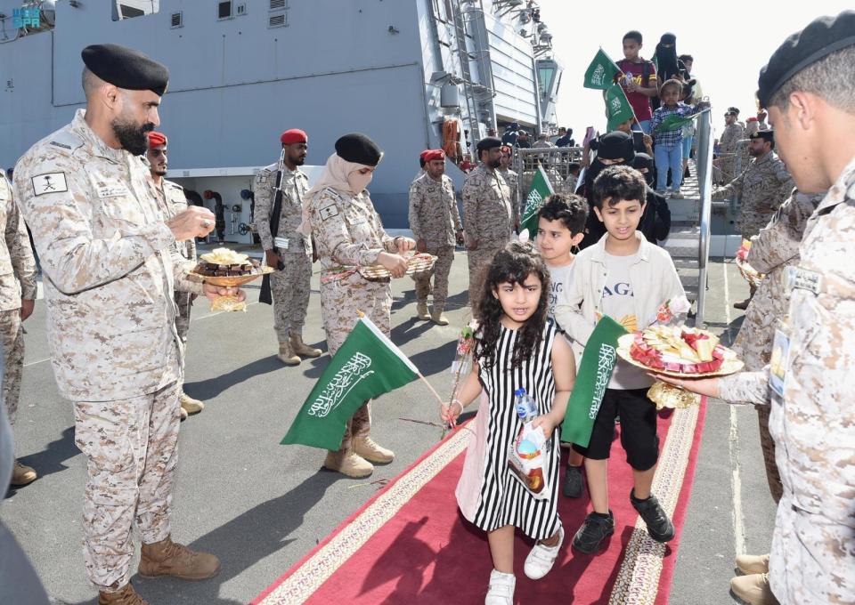 2023年4月22日，從蘇丹疏散的逾150人抵達沙烏地阿拉伯吉達，沙國海軍以鮮花和糖果迎接民眾。路透社