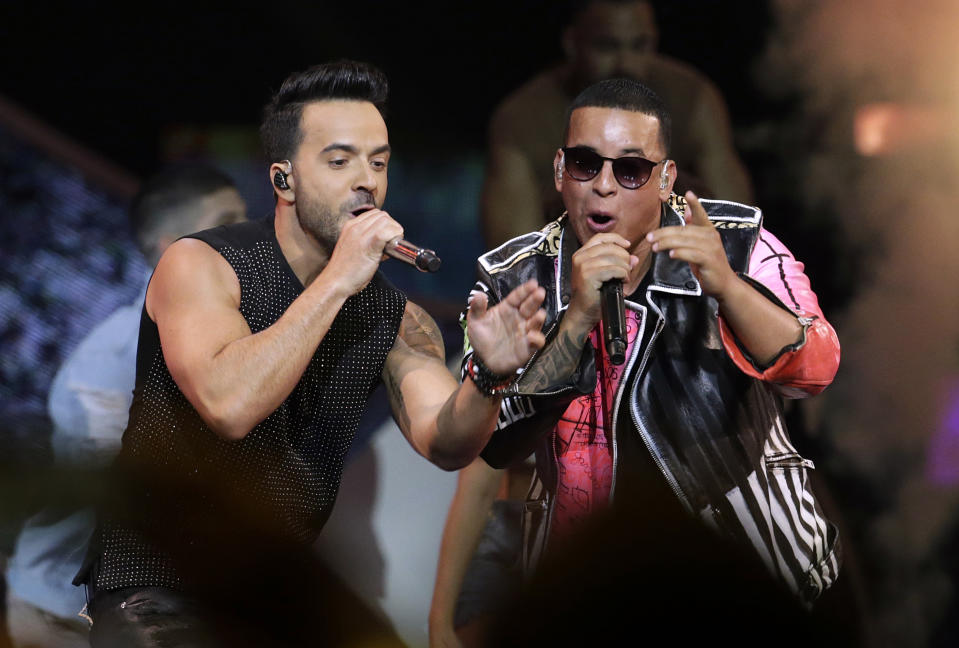 En esta foto del 27 de abril de 2017, Luis Fonsi, a la izquierda, y Daddy Yankee cantan en la ceremonia de los Premios Billboard de la Música Latina en Coral Gables, Florida. Fonsi y Yankee serán reconocidos con el premio a la canción latina de la década por "Despacito" en la próxima ceremonia de los Premios Billboard de la Música Latina, el 21 de octubre de 2020. (AP Foto/Lynne Sladky, Archivo)