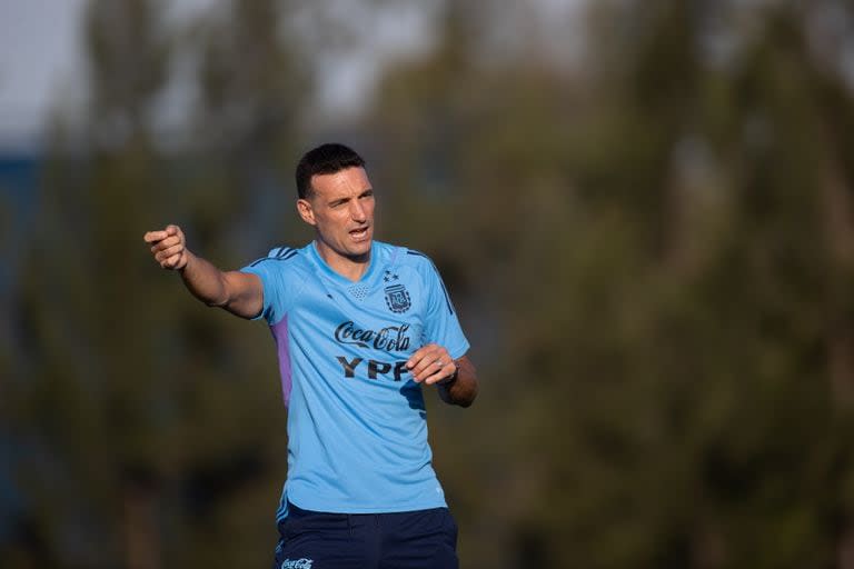 Lionel Scaloni dando indicaciones en un entrenamiento de la selección en Ezeiza