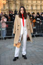 Avant de la retrouver aux côtés de Pierre Niney dans <em>Lisa Redler</em>, le nouveau film de Nicole Garcia, Stacy Martin s’est offert un petit bain de foule avant d’entrer au Louvre pour découvrir le dernier défilé de cette semaine de la mode parisienne ; celui de la marque Louis Vuitton. ©Getty Images