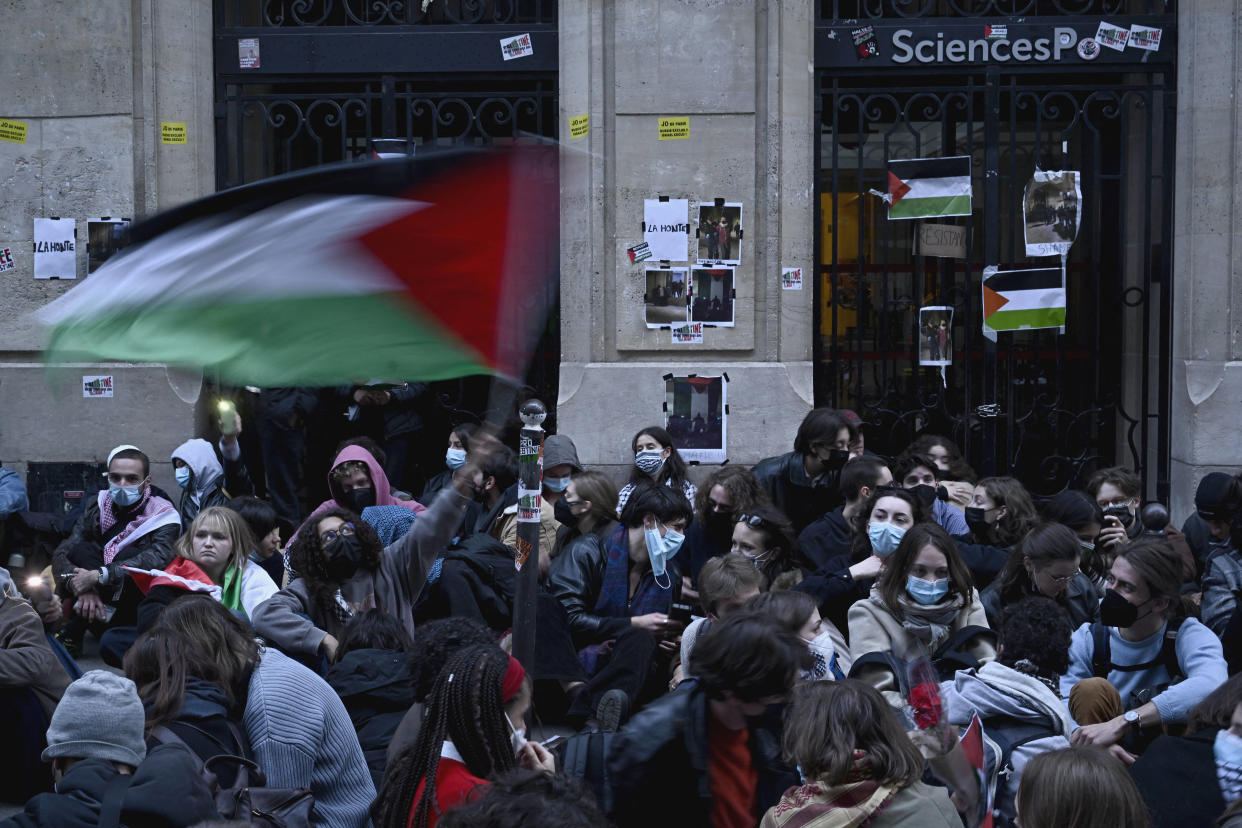 Des manifestants devant Sciences Po Paris, le 26 avril 2024.