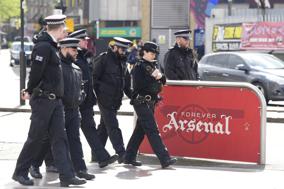 Agentes de policía llegan al Emirates Stadium previo al partido entre Arsenal y Bayern Múnich por la Liga de Campeones, el martes 9 de abril de 2024. (AP Foto/Frank Augstein)