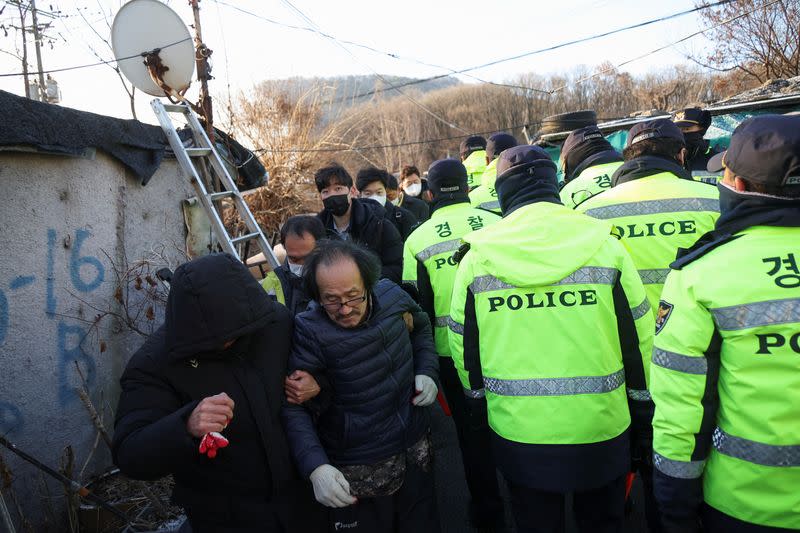 Some 500 people are evacuated from fire in South Korea shanty town