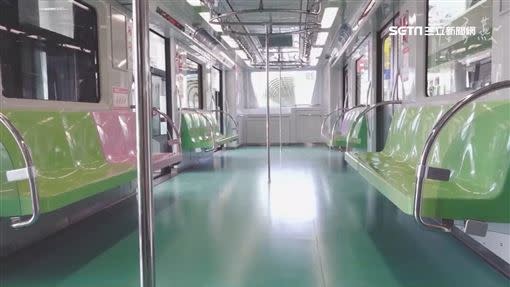 台中捷運綠線車廂，清新繽紛設計深獲不少民眾青睞。