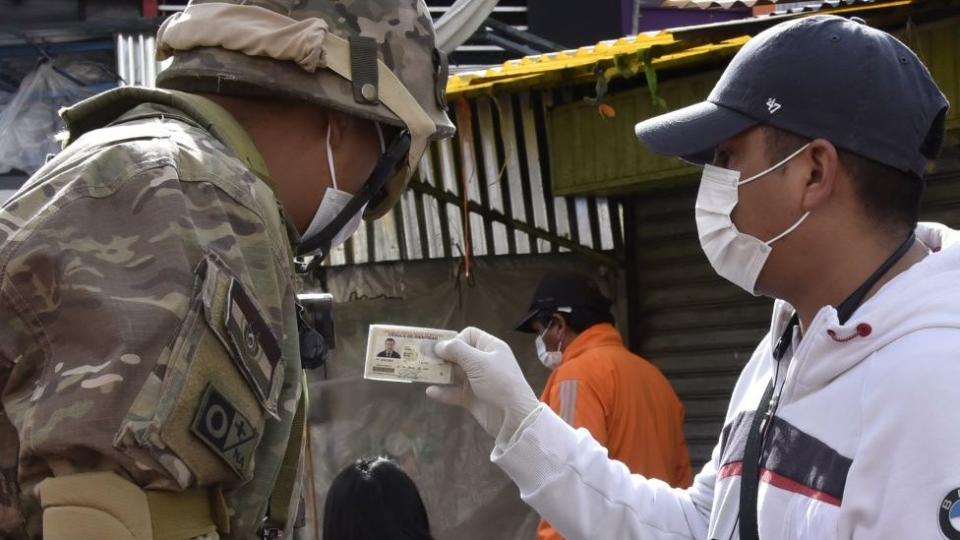 Militar en Bolivia verifica la identificación de un ciudadano.