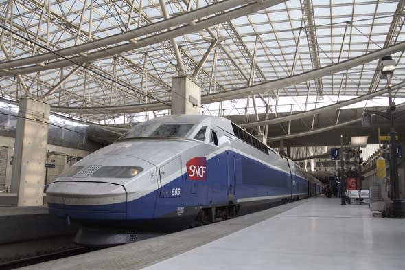 dead-cyclist-stuck-front-train-france