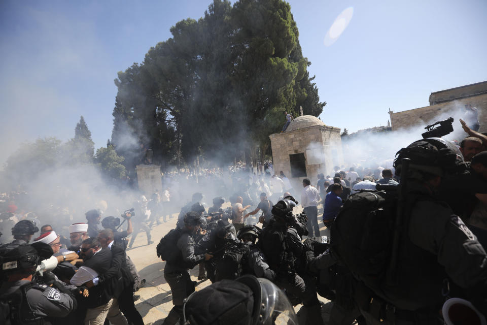 Israeli police clashes with Palestinian worshippers at al-Aqsa mosque compound in Jerusalem, Sunday, Aug 11, 2019. Clashes have erupted between Muslim worshippers and Israeli police at a major Jerusalem holy site during prayers marking the Islamic holiday of Eid al-Adha. (AP Photo/Mahmoud Illean)