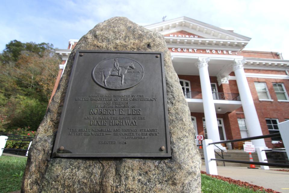 A marker honoring Robert E. Lee stands outside the Madison County Courthouse.