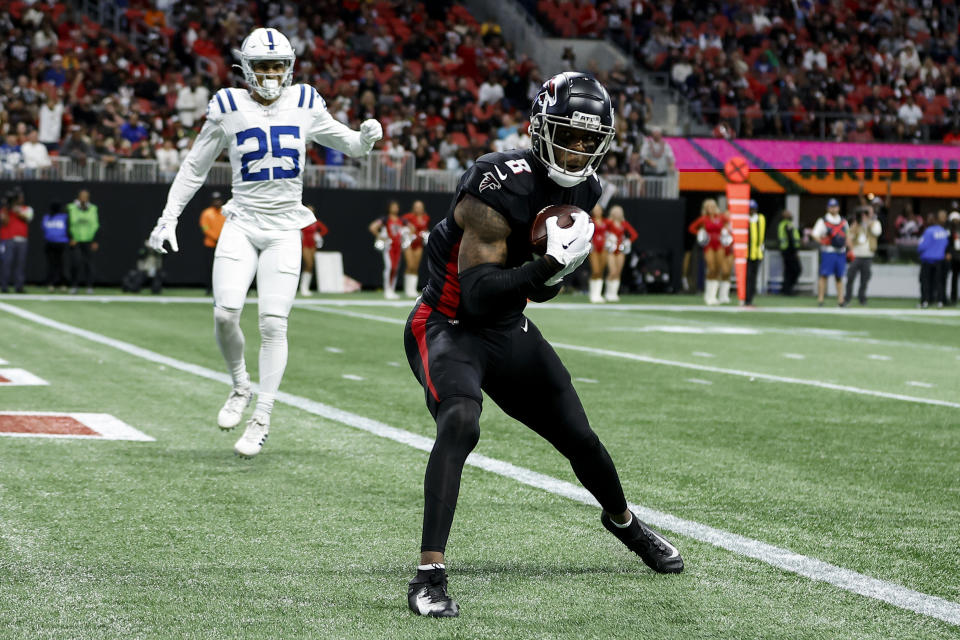 Atlanta Falcons tight end Kyle Pitts (8) runs into the end zone for a touchdown against the Indianapolis Colts during the first half of an NFL football game, Sunday, Dec. 24, 2023, in Atlanta. (AP Photo/Alex Slitz)