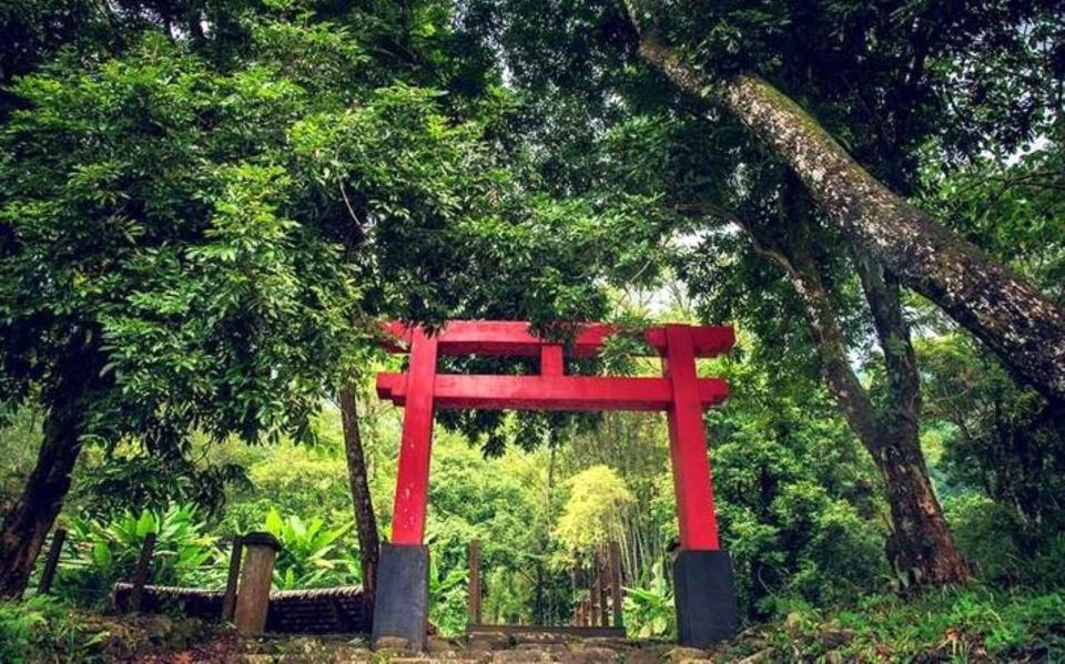 日本神社的社門，漢字寫作「鳥居」， 而「鳥居」的木架就像「窈窕」兩字，字頭都有個「穴」形旁。圖：高雄市那瑪夏「達卡努瓦神社」紅色的鳥居。圖／高雄旅遊網