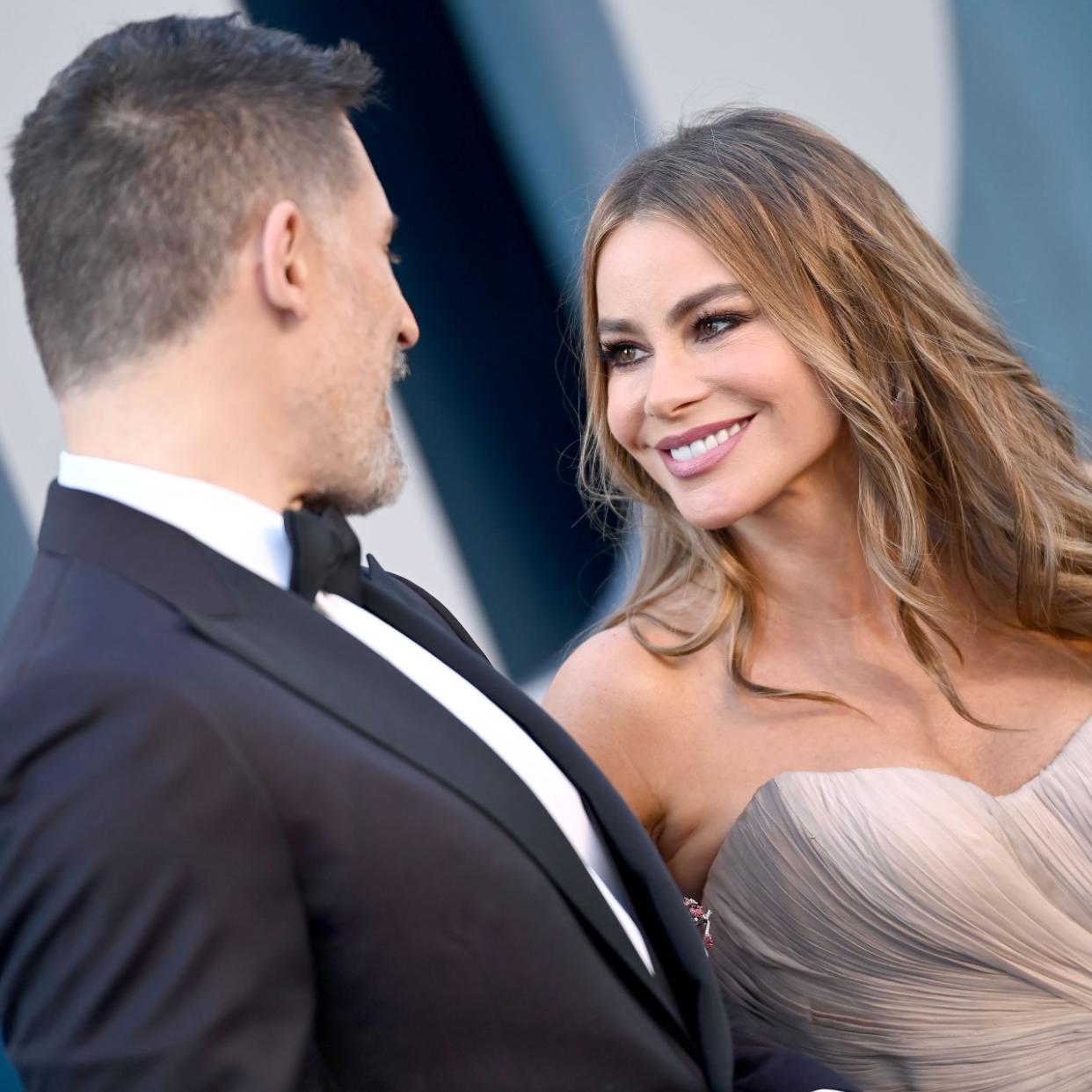  Sofia Vergara and Joe Manganiello on a red carpet 