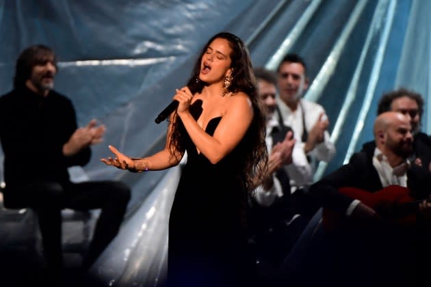 Rosalía abre los Premios Grammy Latinos en España con una versión de «Se Nos Rompió El Amor» de Rocío Jurado