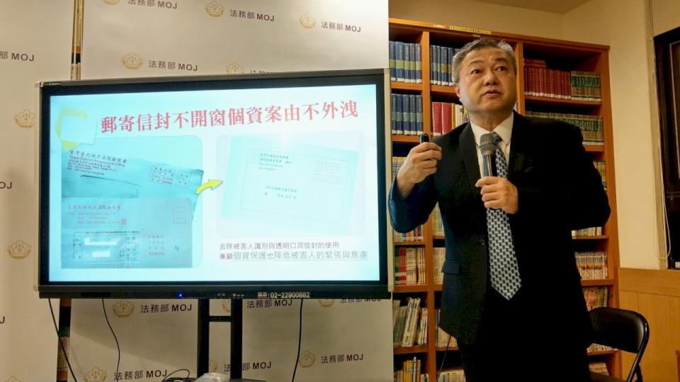 台高檢檢察官兼書記官長吳怡明說明犯罪被害補償金審議改革，強調以同理心避免犯罪被害人遭受二次傷害。(歐陽夢萍 攝)