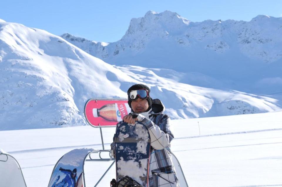 1999年，謝天昕在父親的要求下回到百德上班，隔年派往瑞士駐點，讓他從此迷上滑雪。（謝天昕提供）