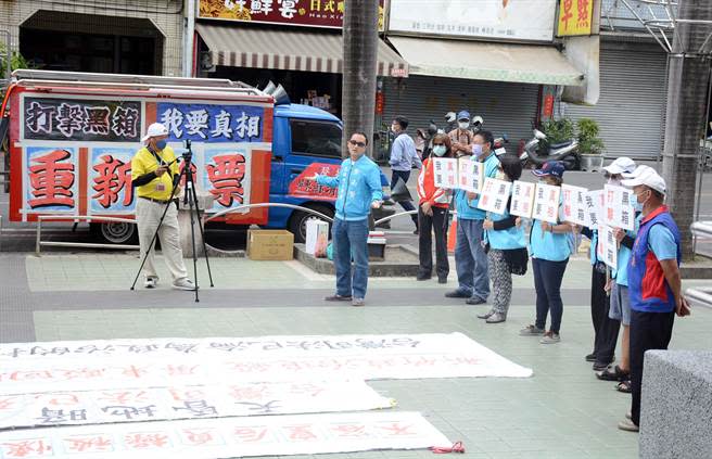 蘇清泉提出選舉無效之訴開庭，法院外有支持群眾聲援。(林和生攝)