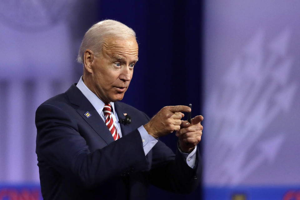 Fotografía del 10 de octubre de 2019 del precandidato demócrata a la presidencia, el exvicepresidente Joe Biden, durante un discurso en la Power of our Pride Town Hall en Los Ángeles. (AP Foto/Marcio Jose Sanchez)