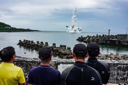 海軍30日派遣一九二艦隊水下作業大隊人員赴新北市貢寮區卯澳灣海域協助處置13顆未爆彈。（海軍司令部提供）