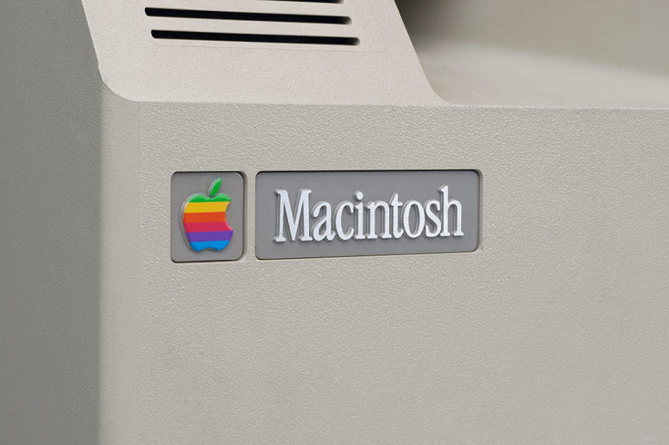 In den 80er-Jahren zeigte sich das Apple-Logo noch in den Farben des Regenbogens. (Bild: Getty Images)