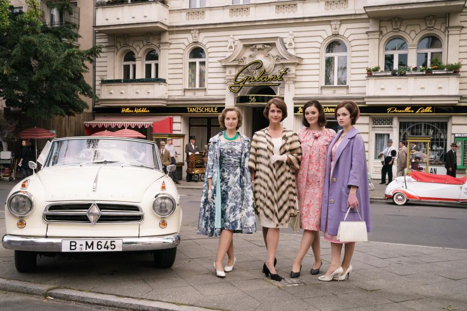 Monika Schöllack, Caterina Schöllack, Helga von Boost geb. Schöllack und Eva Fassbender geb. Schöllack vor der Tanzschule der Familie. Foto: ZDF/Stefan Erhard