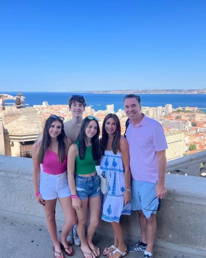 Anne Crowley et sa famille ont fait une croisière en juillet qui s'est arrêtée à Marseille, en France.