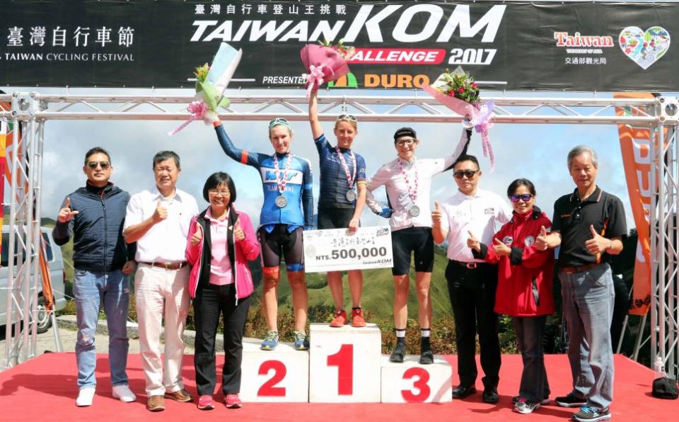 2017臺灣自行車登山王挑戰女子組冠軍艾瑪普莉(左五)將展開單車環台之旅 。中華民國自行車騎士協會／提供。