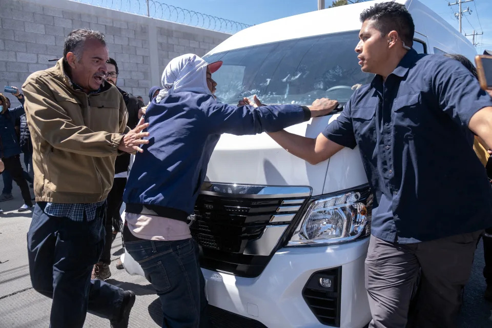 Migrantes intentaban detener el paso a la camioneta donde llegó el  presidente Andrés Manuel López Obrador. (Photo by Guillermo Arias / AFP) (Photo by GUILLERMO ARIAS/AFP via Getty Images).