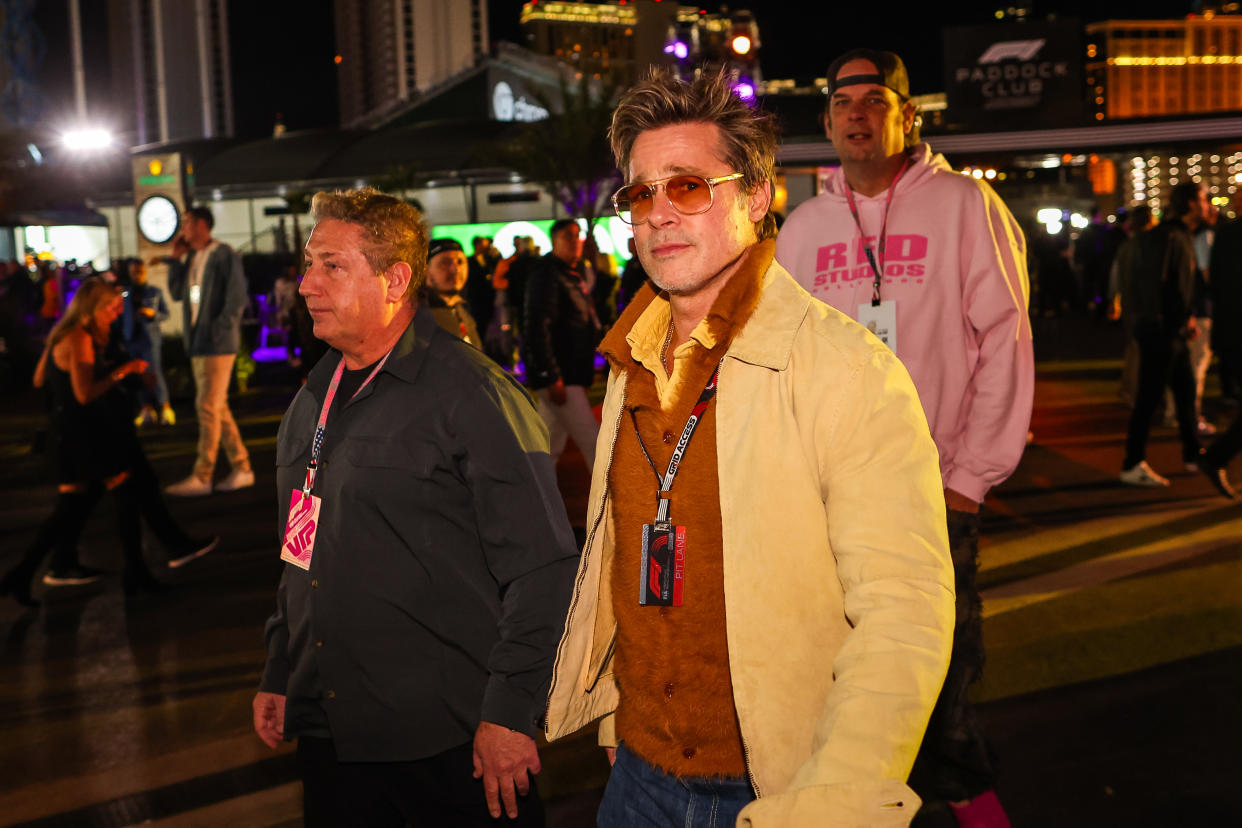 Brad Pitt en el Grand Prix de la F1 en Las Vegas el 18 de noviembre de 2023. (Photo by Kym Illman/Getty Images)