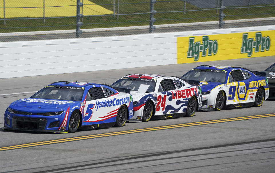 24. April 2022;  Talladega, Alabama, USA;  NASCAR Cup Series-Fahrer Kyle Larson (5), NASCAR Cup Series-Fahrer William Byron (24) und NASCAR Cup Series-Fahrer Chase Elliott (9) während des GEICO 500 auf dem Talladega Superspeedway.  Pflichtnachweis: Marvin Gentry-USA TODAY Sports