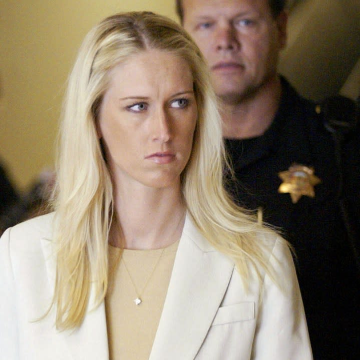 Amber Frey, former mistress of Scott Peterson, leaves the San Mateo Superior County Courthouse on August 18, 2004 in Redwood City. (Photo by Richard Koci Hernandez-Pool/Getty Images)